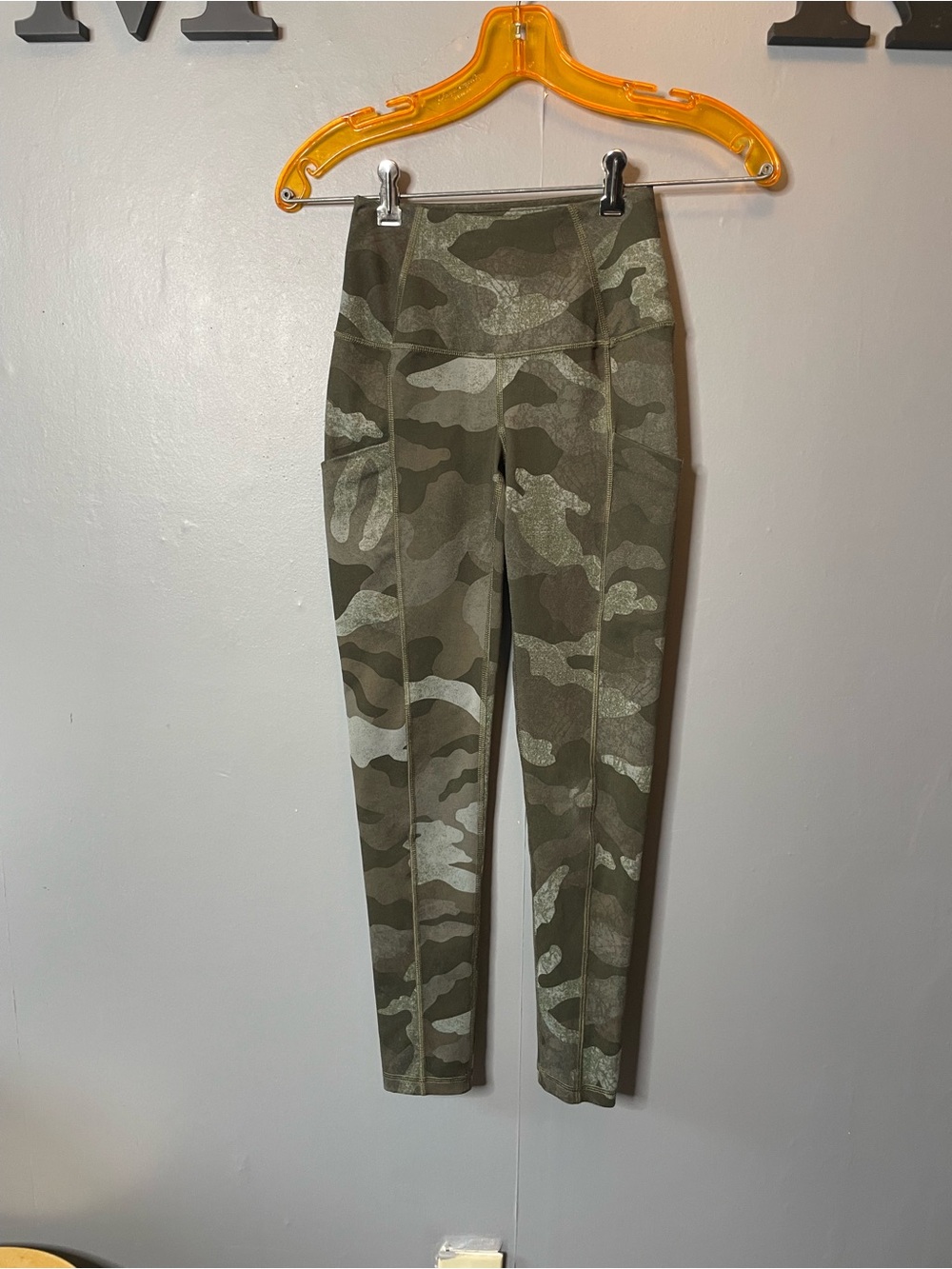 The North Face Camo High-Waist Leggings with pockets  - Olive Green size XS